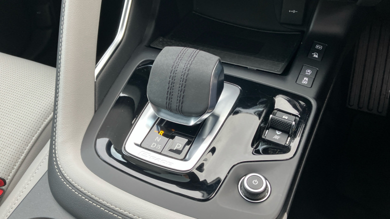 Jaguar E-Pace 1.5 P300e R-Dynamic Black 5dr Auto Estate